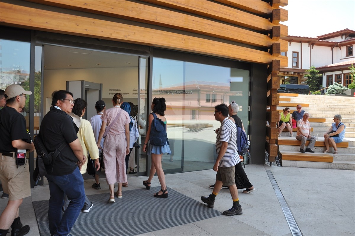 Yunus Emre Enstitüsü tarafından bu yıl ilk kez düzenlenen Çağdaş Türk Sanatı Yaz Okulu...