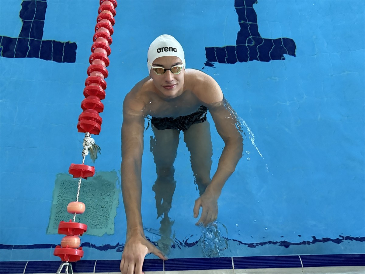 Yüzmede 6 Türkiye şampiyonluğu ve farklı kategorilerde 90 madalyası bulunan genç milli sporcu Emre...