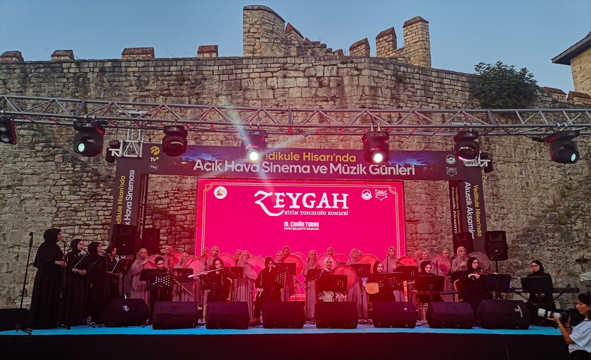 Zeynep Tuna'nın yönetimindeki "Zeygah Ritim Topluluğu, Yedikule Hisarı'nda konser verdi. "Defzen...