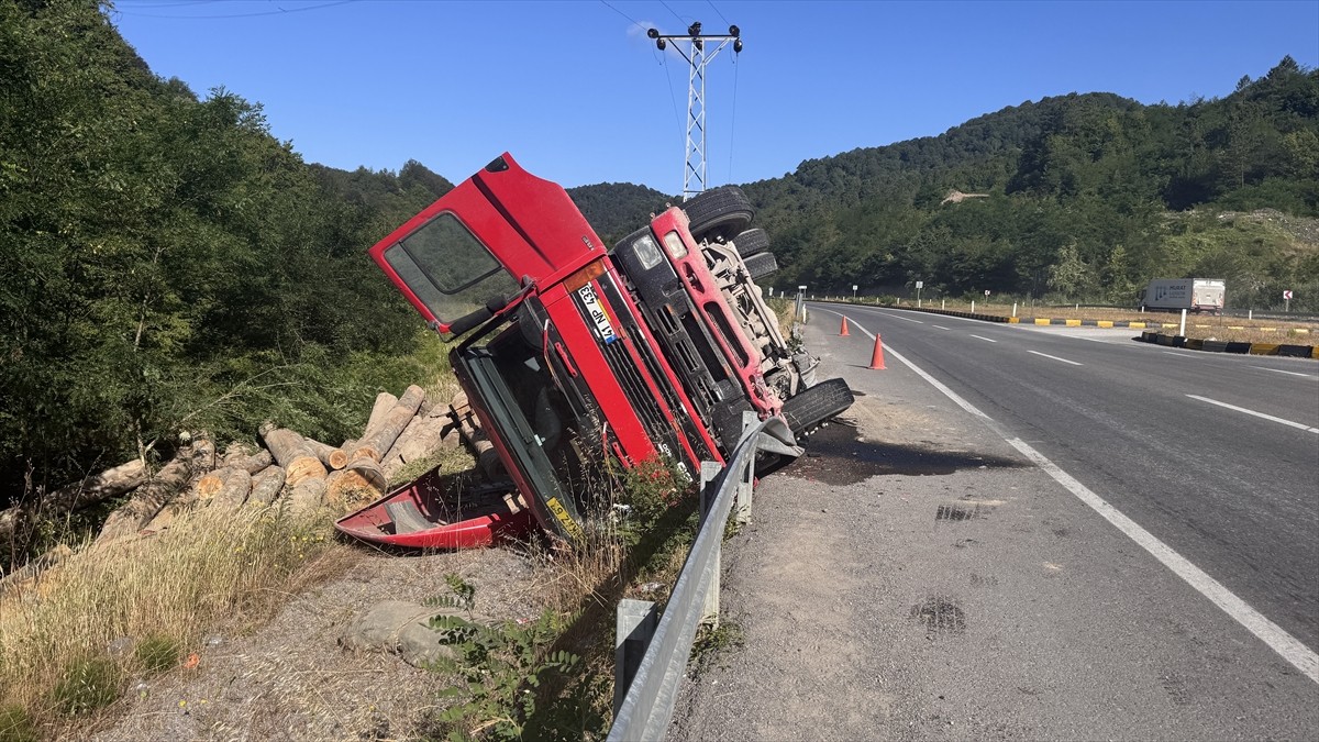 Zonguldak'ta devrilen tomruk yüklü tırın sürücüsü kazadan yara almadan kurtuldu. Kazada tırın...