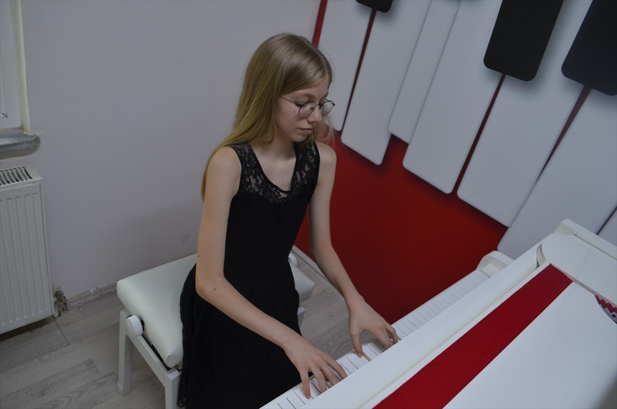 19. Uluslararası Pera Piyano Festivali ile Sun Artist müzik yarışmalarında birincilik elde eden...