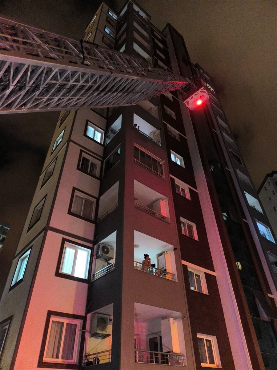 Adana'nın merkez Sarıçam ilçesinde balkon demirlerine sıkışan kedi, itfaiye ekiplerince...