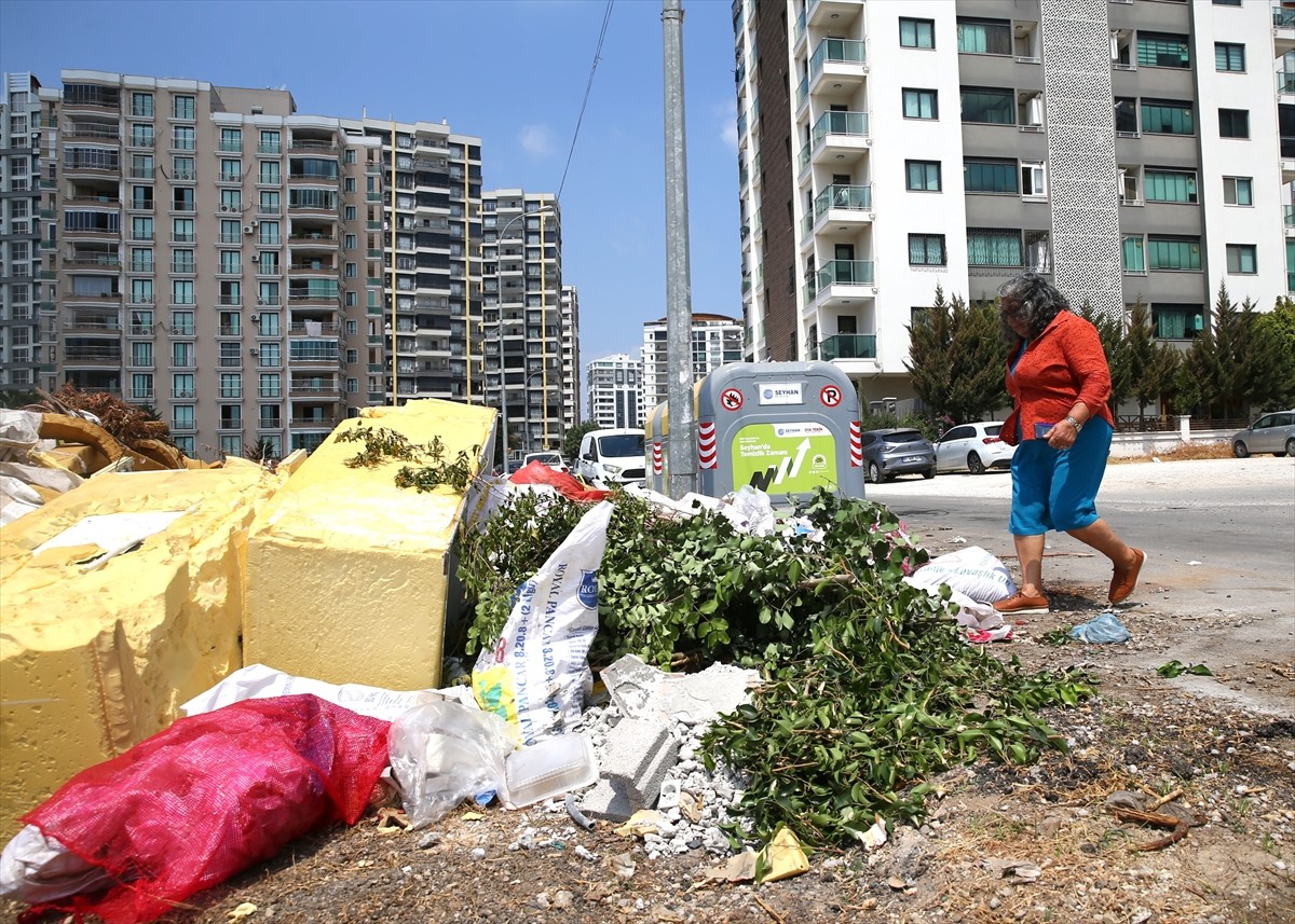 Adana'nın merkez Seyhan ilçesinde bazı sokaklarda biriken çöp yığınlarından kaynaklanan kötü koku...