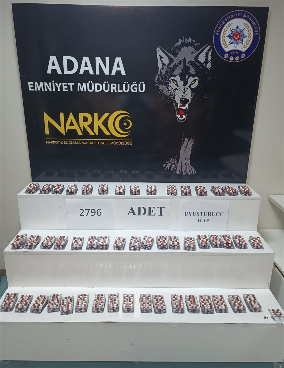 Adana'nın merkez Yüreğir ilçesinde, 2 bin 796 uyuşturucu etkili hap ele geçirilen taksideki 3 kişi...