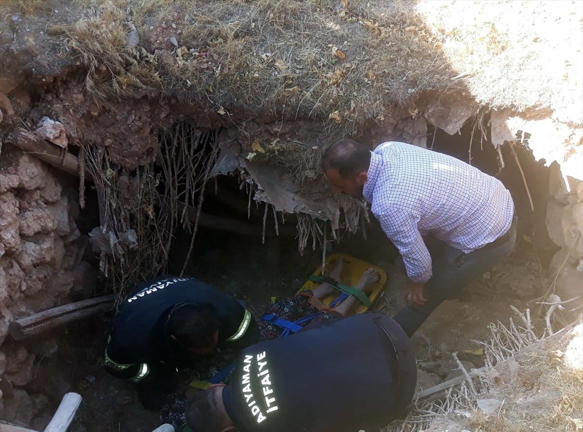 Adıyaman'da toprak evin damının çökmesi sonucu göçük altına kalan yaşlı kadın...