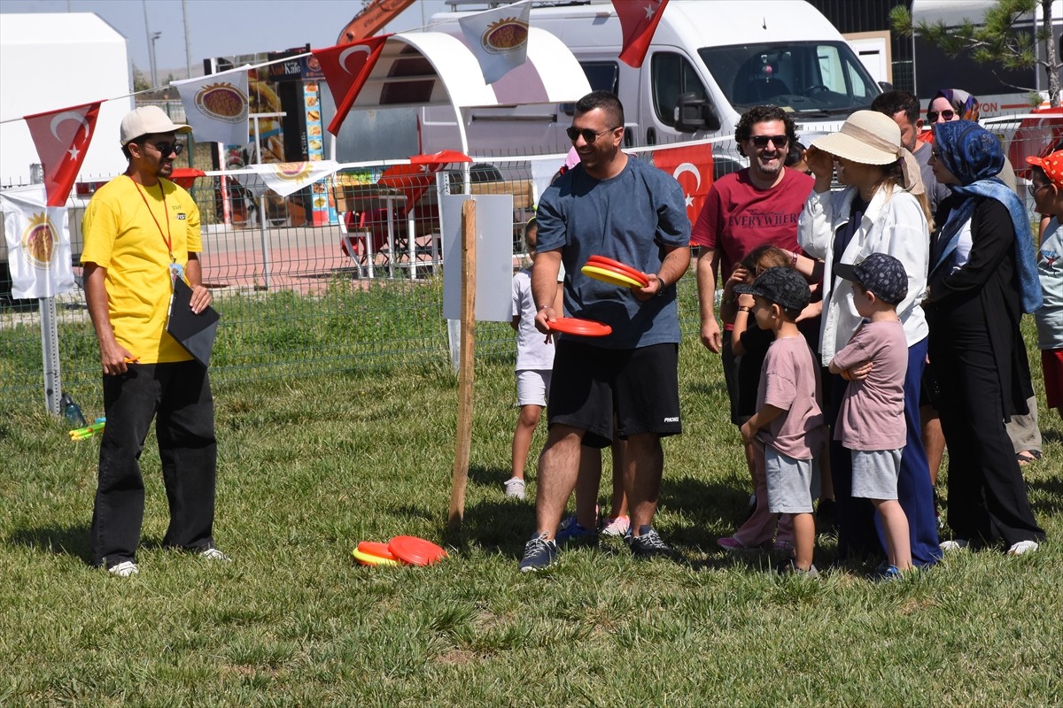 Afyonkarahisar'da 110 aile, çeşitli etkinliklerle dolu "Aile Kampı"nda bir araya geldi.