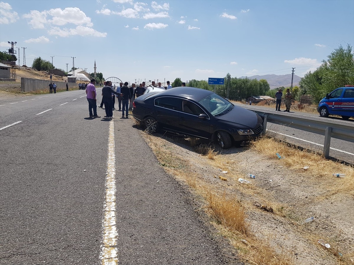 Ağrı'nın Tutak ilçesinde otomobil ile hafif ticari aracın çarpışması sonucu aralarında İl Sağlık...