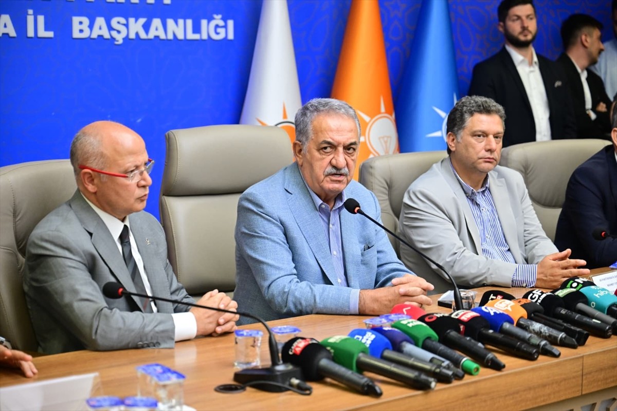 AK Parti Genel Başkan Yardımcısı Hayati Yazıcı (ortada), "Türkiye Yüzyılı Buluşmaları" kapsamında...