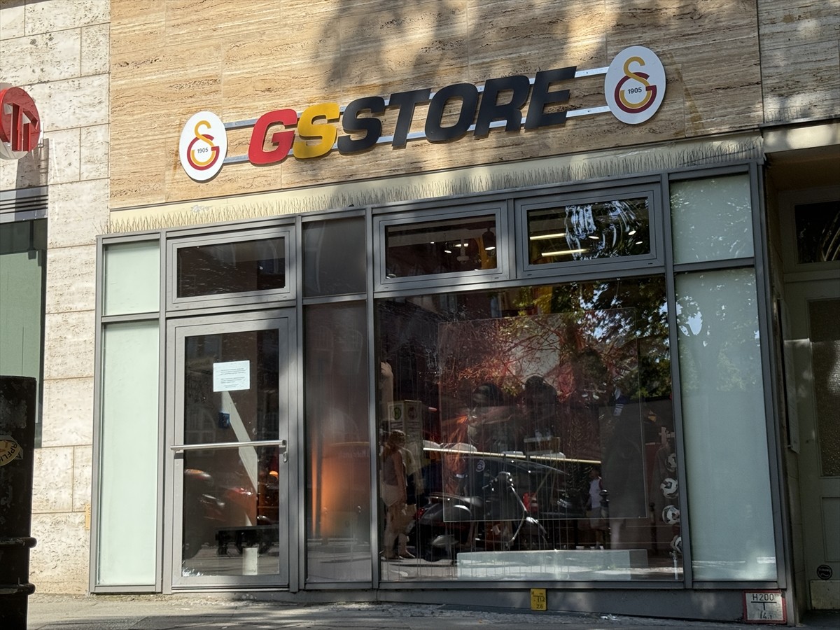 Almanya'nın başkenti Berlin'de Galatasaray'ın resmi lisanslı ürünlerinin satıldığı GS Store...