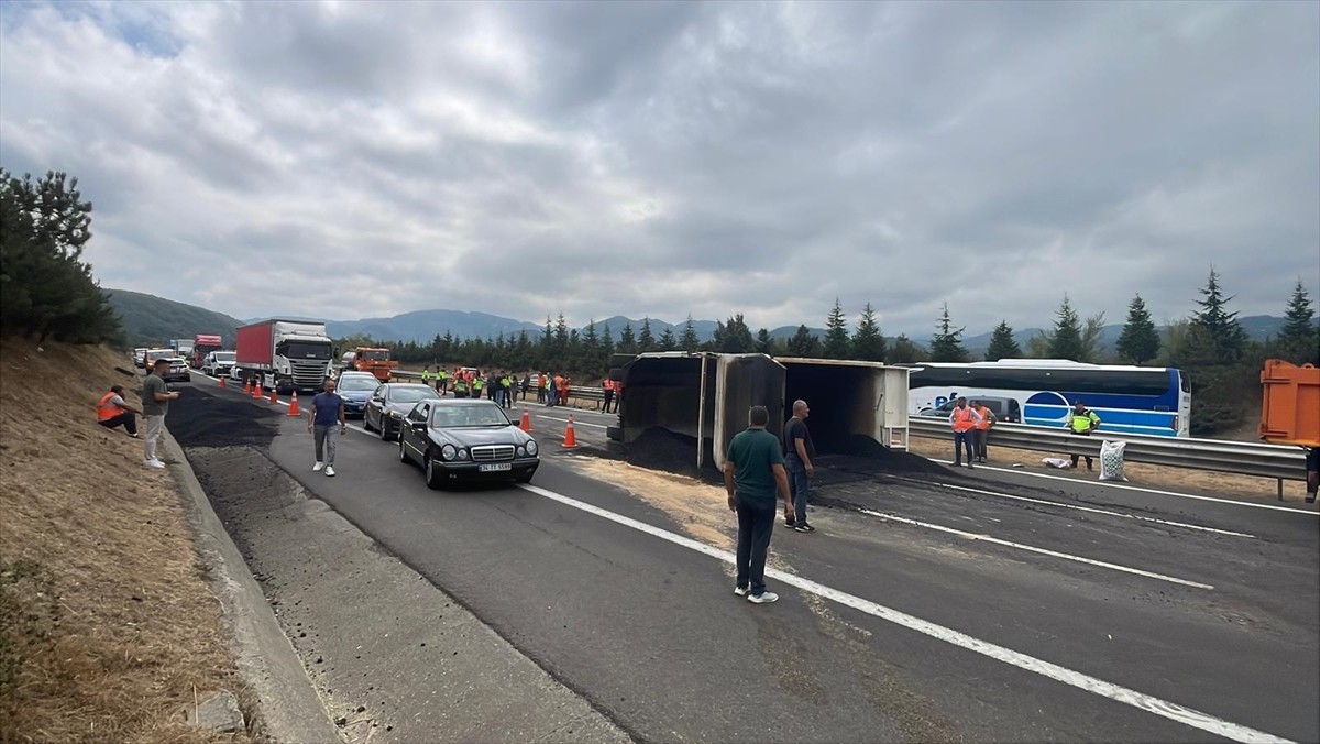 Anadolu Otoyolu'nun Bolu Dağı Tüneli kesiminde asfalt yüklü kamyonun devrilmesi sonucu İstanbul...