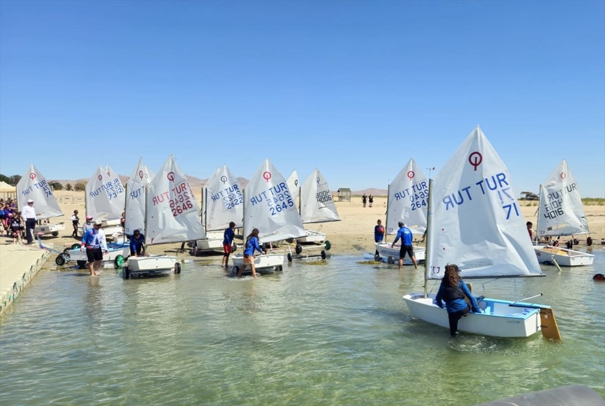 Anadolu Yelken Ligi Optimist Yarışları, "İç Anadolu'nun denizi" diye tabir edilen Kırşehir'deki...