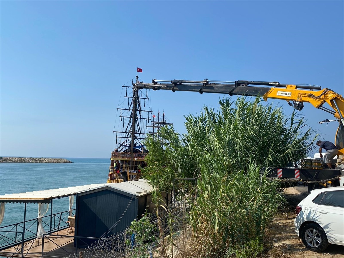 Antalya'nın Aksu ilçesinde "kral yolu" olarak bilinen köprü ile deniz arasındaki bölgeye kaçak...