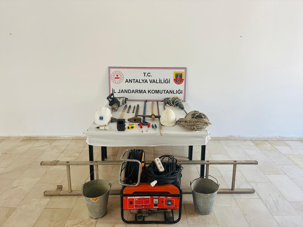 Antalya'nın Serik ilçesinde izinsiz kazı yapan 4 şüpheli, gözaltına alındı. Aramada, jeneratör, 2...