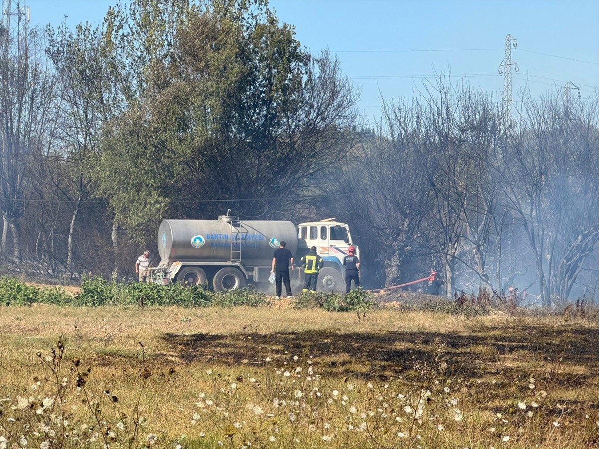 Bartın'da tarlada başlayıp ağaçlık alana sıçrayan yangına müdahale ediliyor.