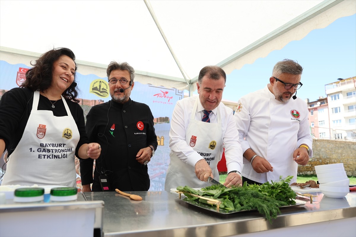 Bayburt'ta düzenlenen "1. Gastronomi Etkinliği"nde kente özgü lezzetler tanıtıldı. Etkinliğe...