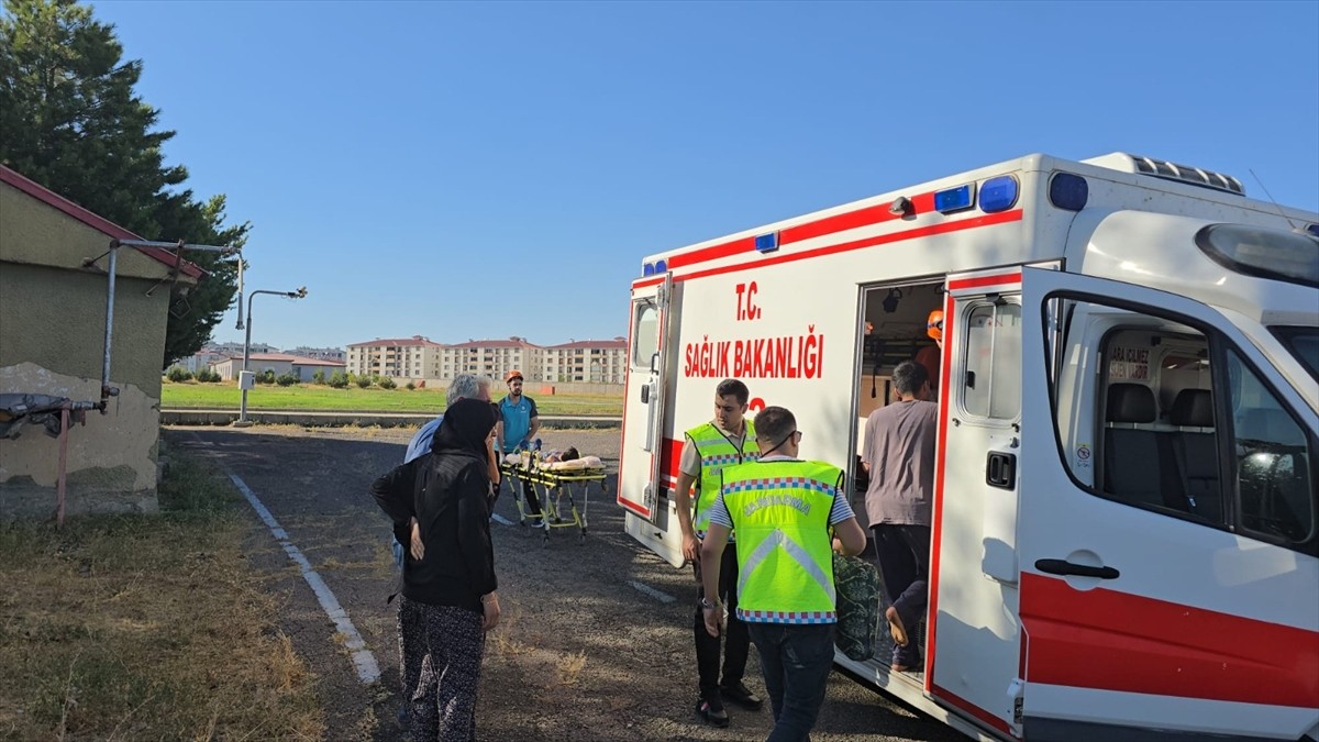 Bingöl'ün Genç ilçesinde 4 kişi gıda zehirlenmesi şüphesiyle, askeri helikopterle hastaneye...