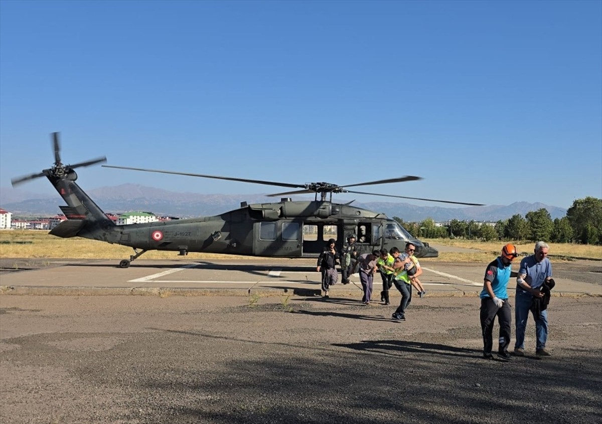 Bingöl'ün Genç ilçesinde 4 kişi gıda zehirlenmesi şüphesiyle, askeri helikopterle hastaneye...