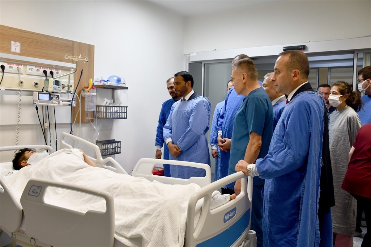 Birleşik Arap Emirlikleri'nin (BAE) Ankara Büyükelçisi Said Sani ez-Zahiri (sol 3), Trabzon'un...