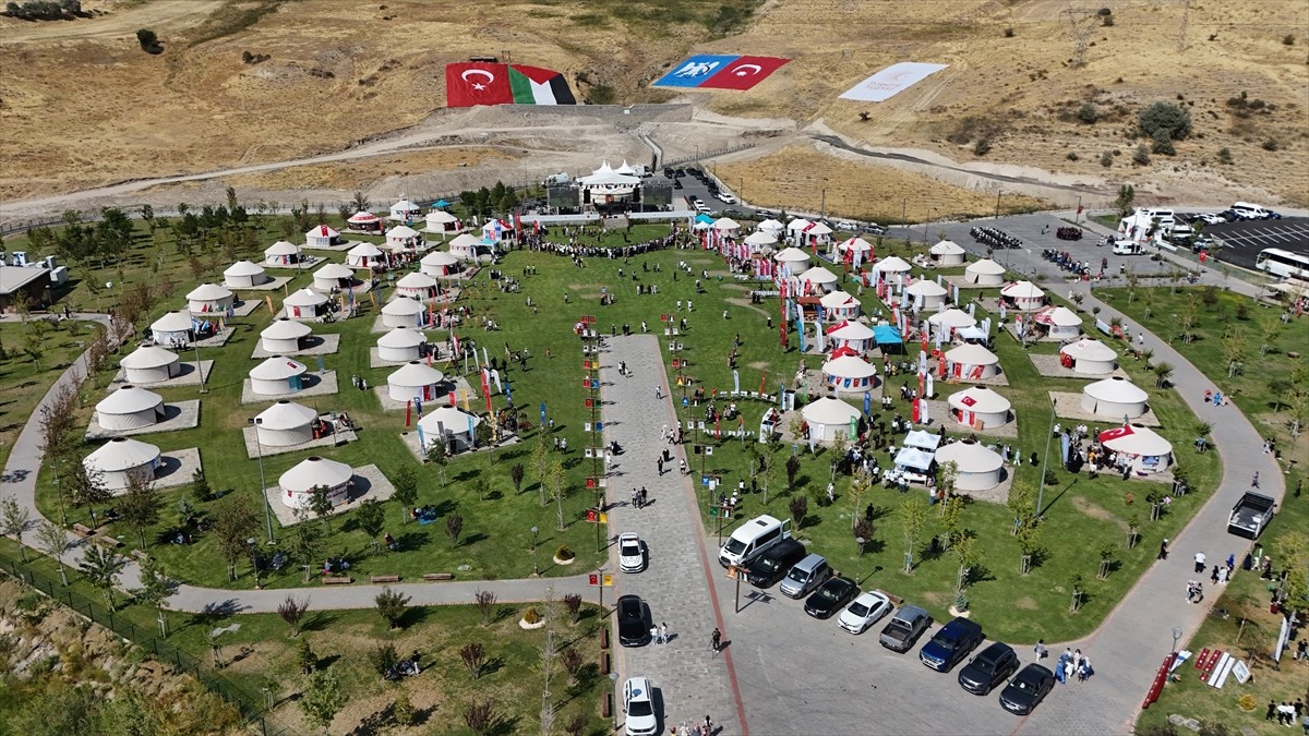 Bitlis'in Ahlat ilçesinde Malazgirt Zaferi'nin 954. yıl dönümü etkinlikleri, düzenlenen programla...
