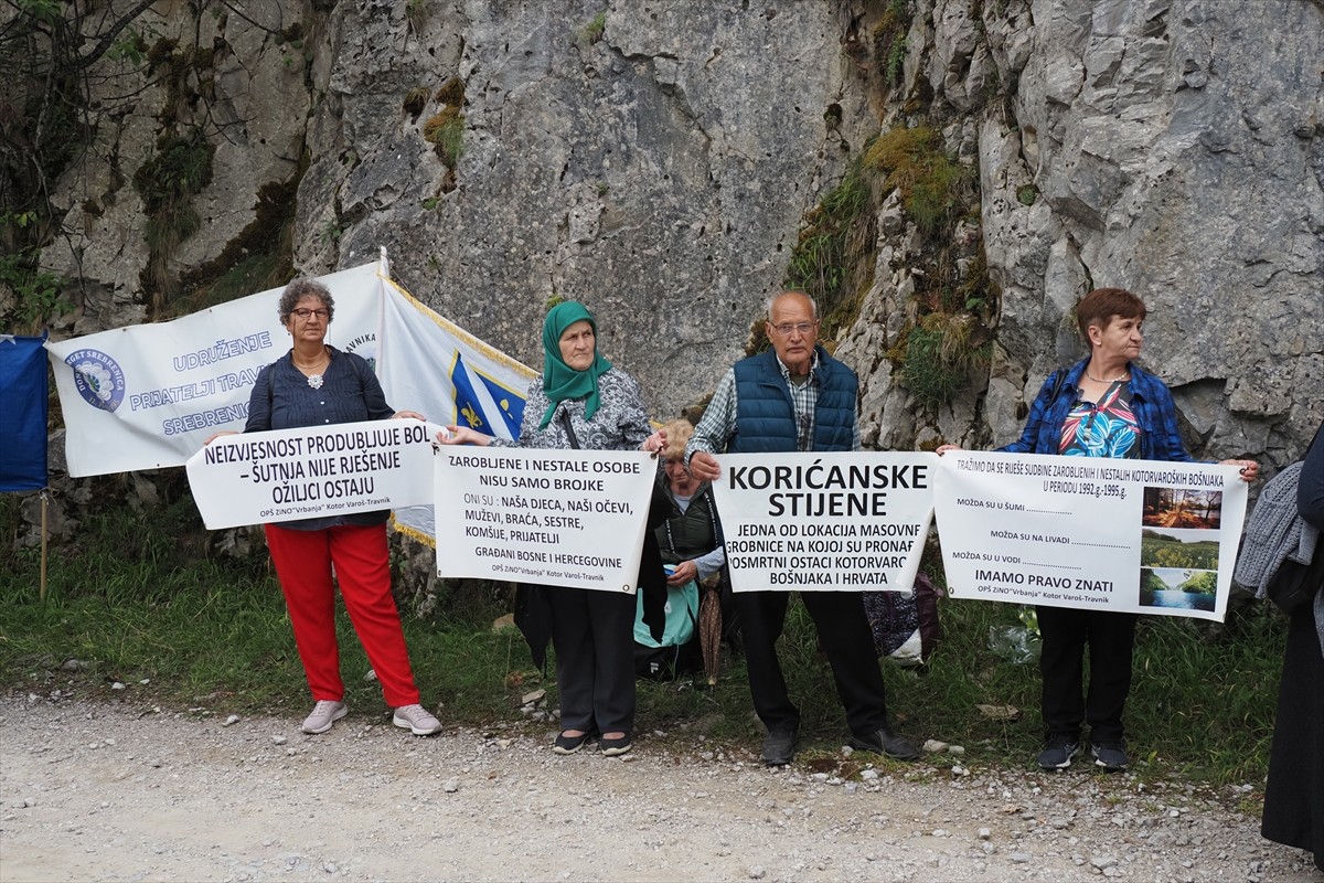 Bosna Hersek'te 1992-1995'te yaşanan savaşta 33 yıl önce Koricanske kayalıklarında öldürülen 224...