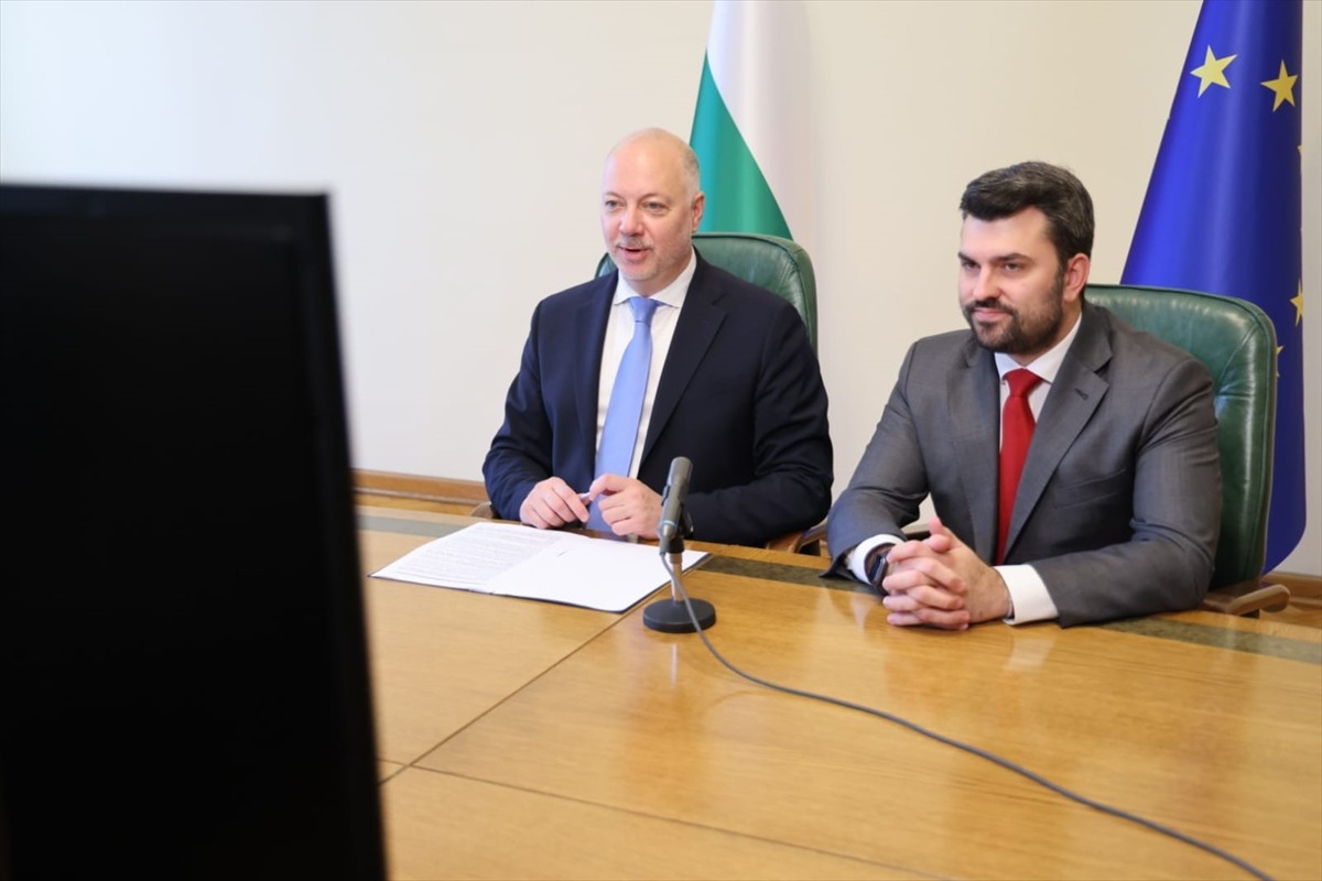 Bulgaristan Başbakanı Rosen Jelyazkov (sağda), Ukrayna Başbakanı Yulia Sviridenko ile çevirim içi...