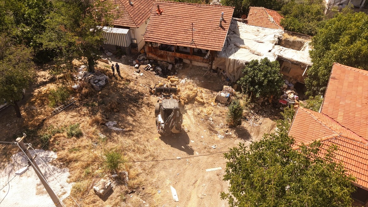 Burdur'un Bucak ilçesinde "kötü koku" geldiği gerekçesiyle ihbarda bulunulan bir evden 20 kamyon...