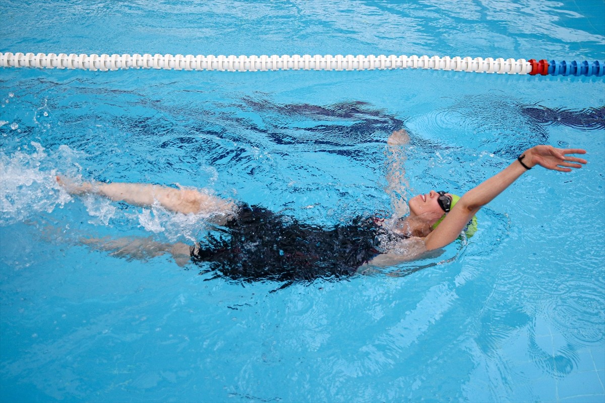 Bursa'da para yüzücüler Hicret Ateş, Zümra Cengiz ve Zeynep İkra Sarıkaya "Spora Engel Yok...