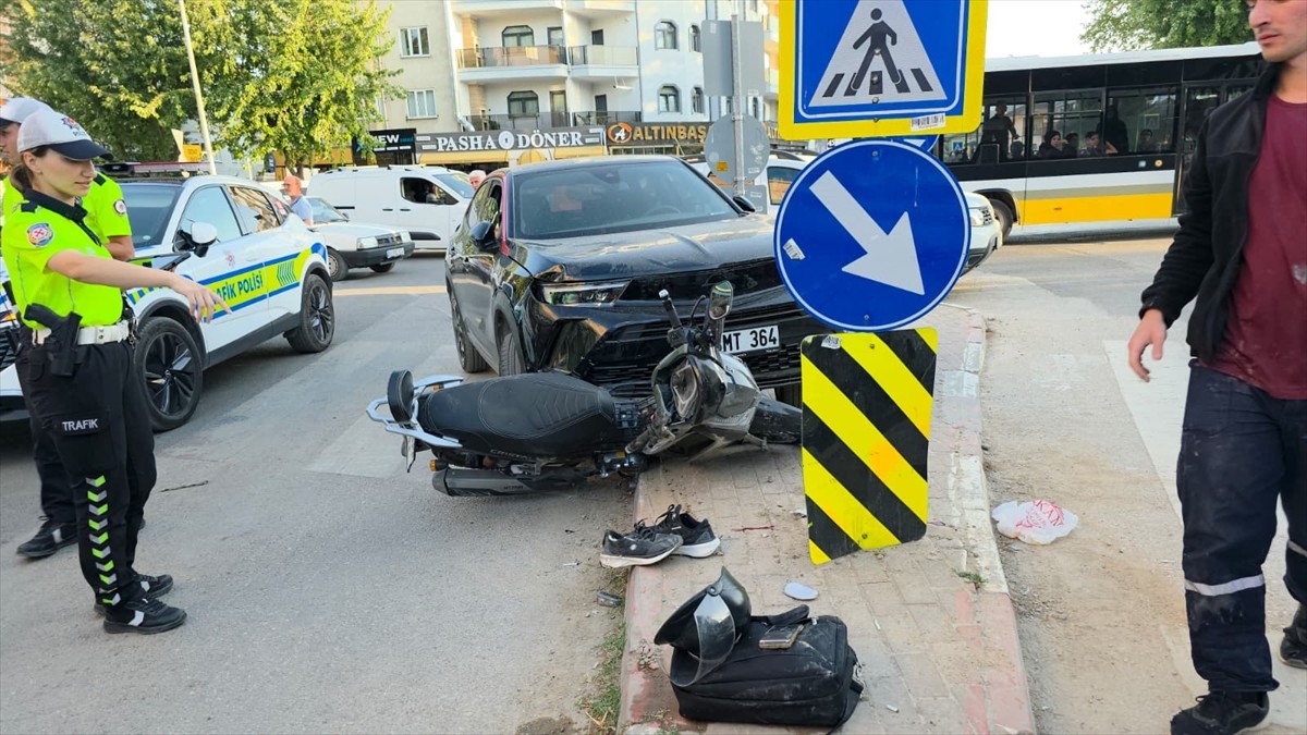 Bursa'nın İnegöl ilçesinde ciple çarpışan motosikletteki 2 kişinin yaralandığı kaza, güvenlik...