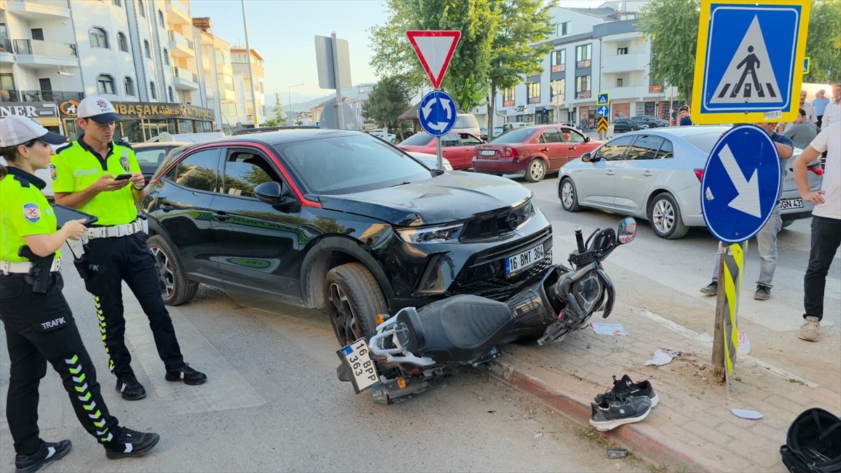 Bursa'nın İnegöl ilçesinde ciple çarpışan motosikletteki 2 kişinin yaralandığı kaza, güvenlik...