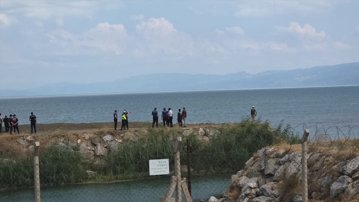 Bursa'nın Orhangazi ilçesinde İznik Gölü'nde kaybolan 6 yaşındaki çocuk için arama çalışması...
