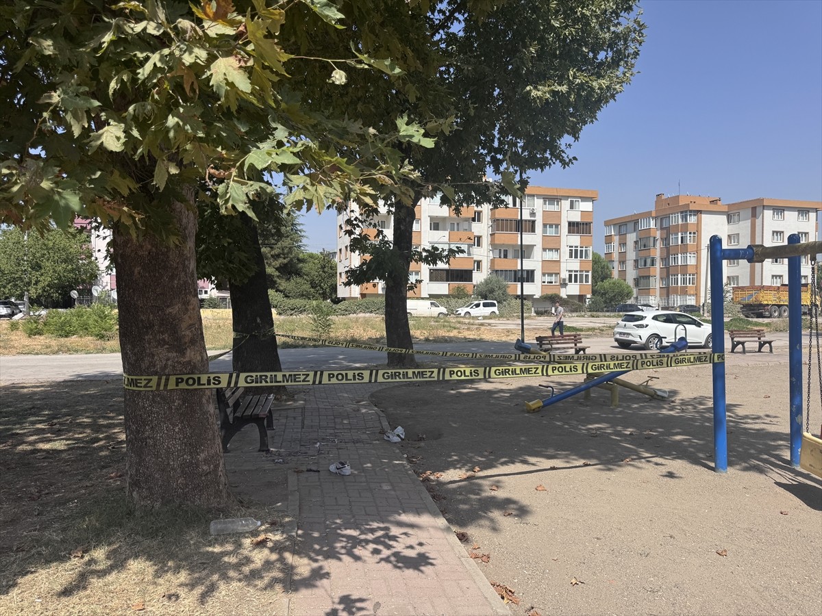 Bursa'nın Osmangazi ilçesindeki parkta bir kişiyi pompalı tüfekle yaralayan şüpheli gözaltına...