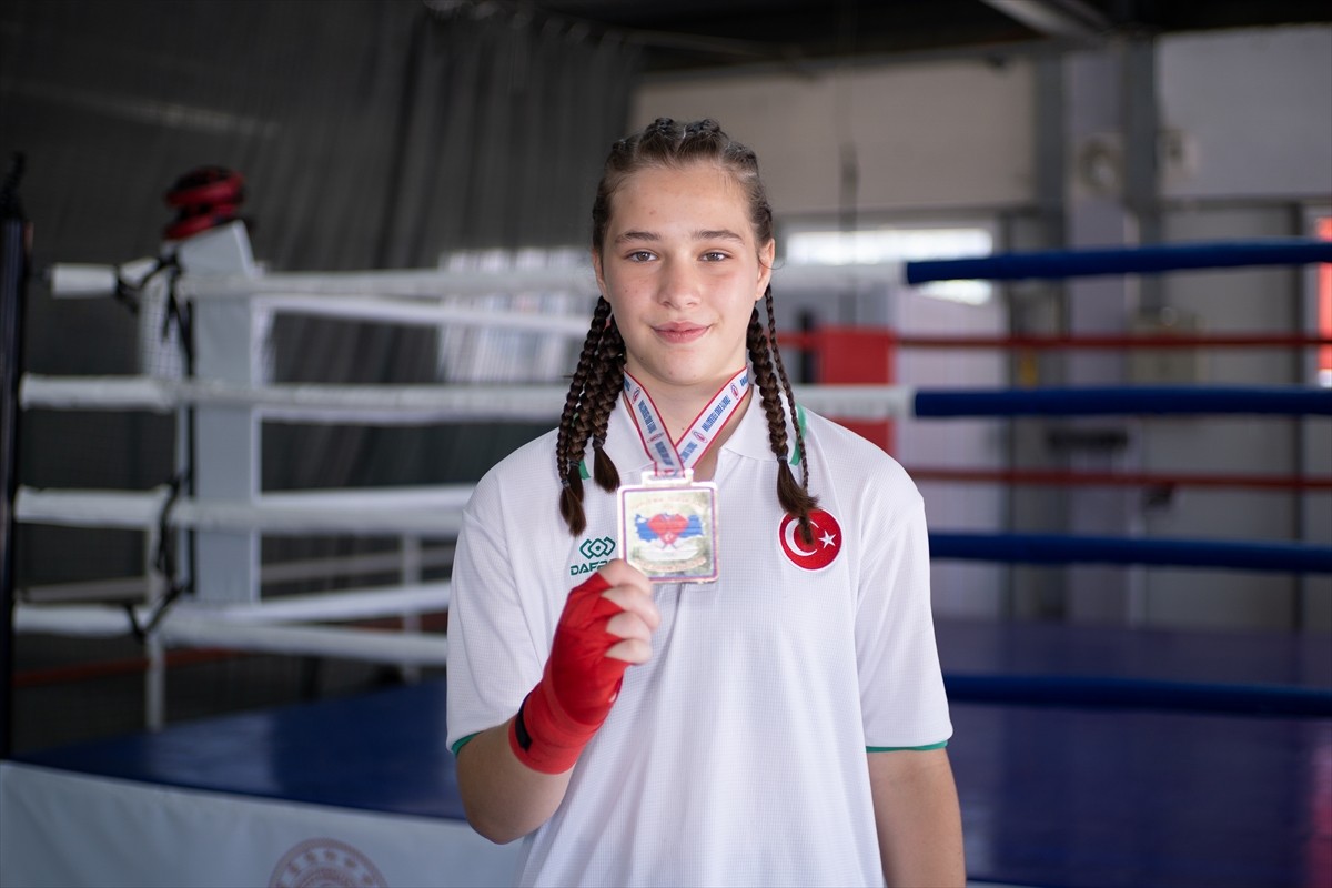 Çanakkale'nin Biga ilçesinde 2 yıl önce başladığı boks kariyerinde çıktığı ilk organizasyonda 4...