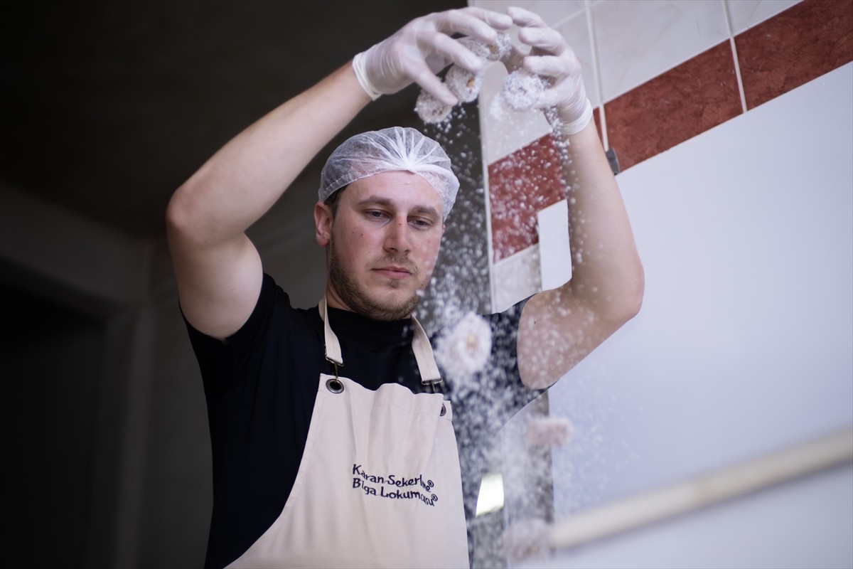 Çanakkale'nin Biga ilçesinde 55 yıldır geleneksel tarifle üretilen "Biga cevizli lokumu"nun...