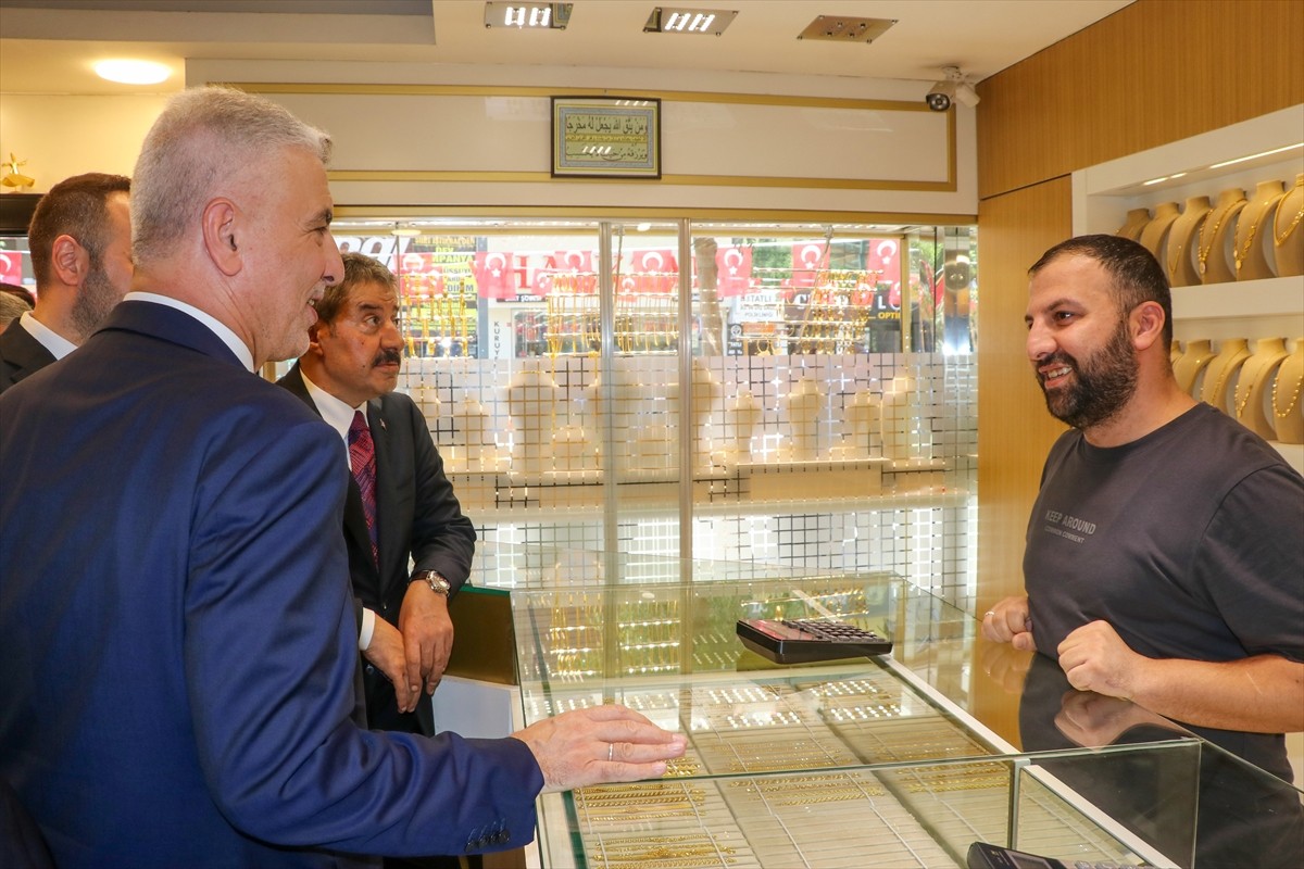 Çeşitli temaslarda bulunmak üzere kente gelen Ticaret Bakanı Ömer Bolat, Güres Caddesi'nde esnafı...