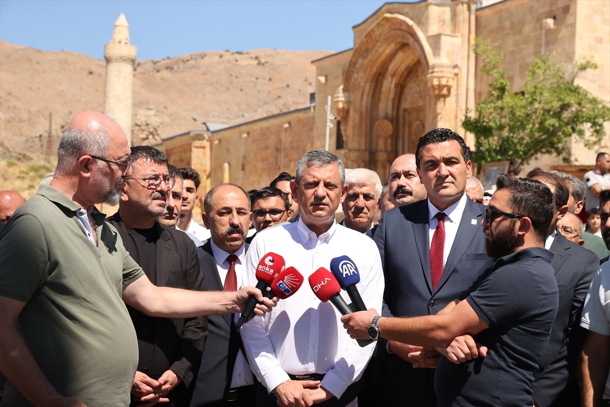 CHP Genel Başkanı Özgür Özel, çeşitli temaslarda bulunmak üzere geldiği Sivas'ın Divriği ilçesinde...