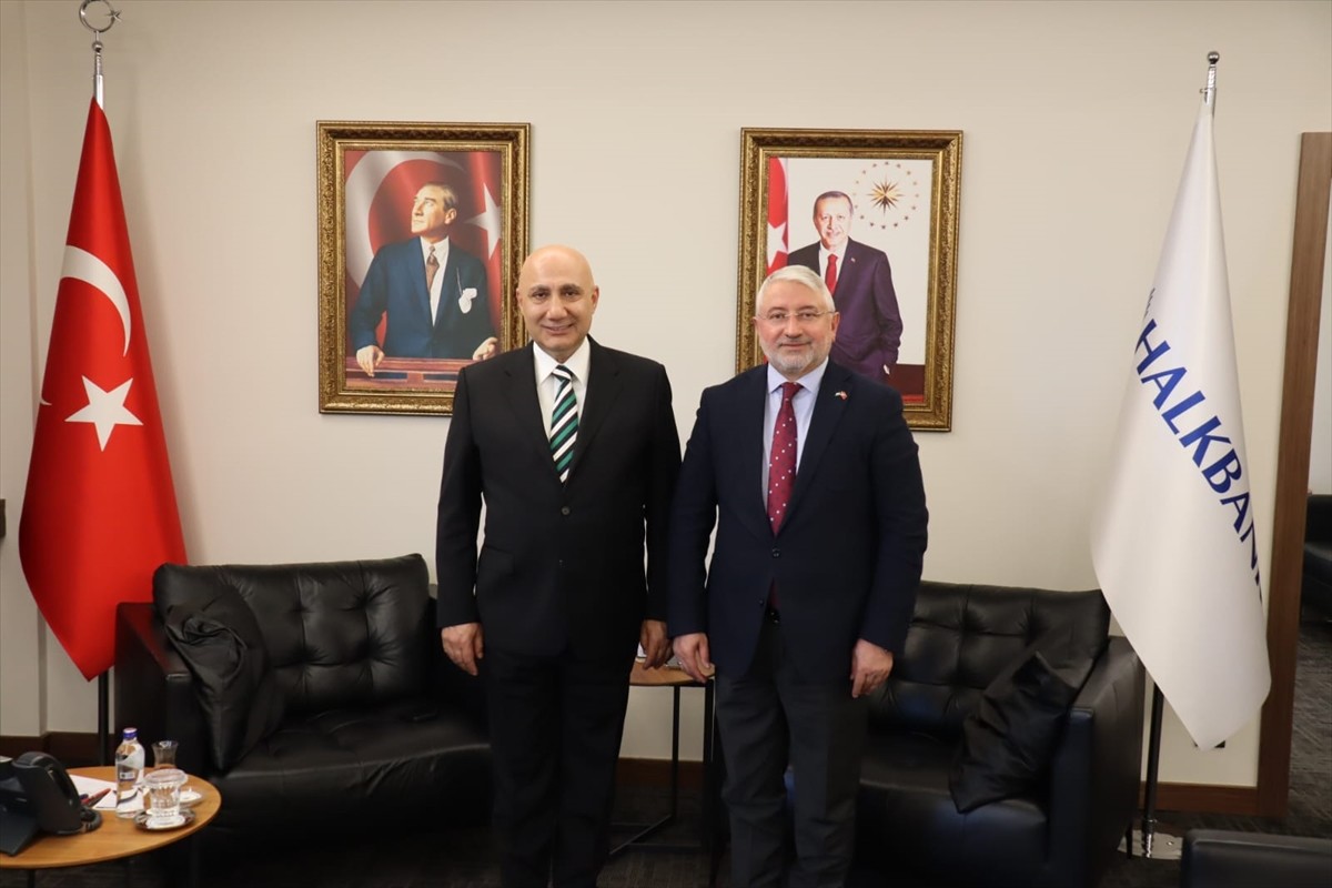 Çorum Belediye Başkanı Halil İbrahim Aşgın (sağda), Halkbank Genel Müdürü Osman Arslan'ı (solda)...