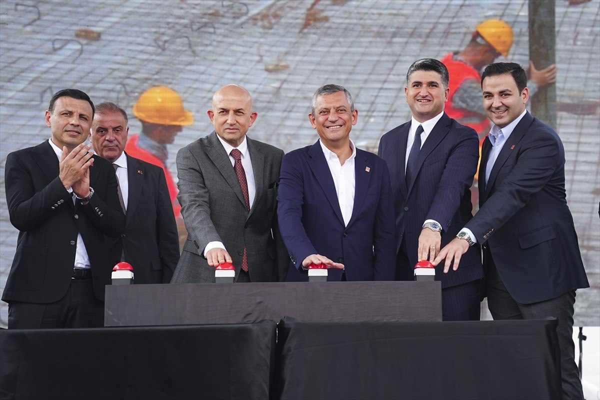 Cumhuriyet Halk Partisi (CHP) Genel Başkanı Özgür Özel (sağ 3), Yuvamız Ataşehir Gündüz Çocuk...