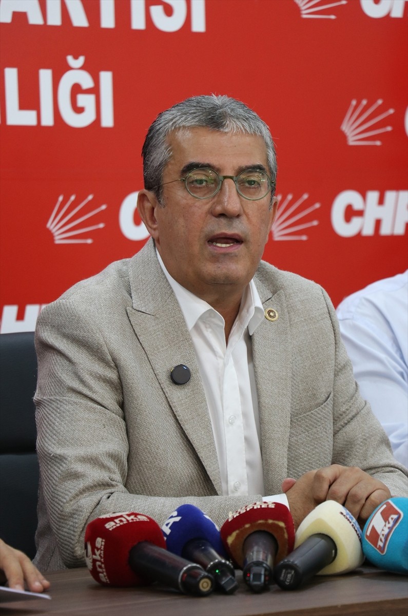 Cumhuriyet Halk Partisi (CHP) Grup Başkanvekili Gökhan Günaydın (sağ 2), beraberindeki İstanbul...