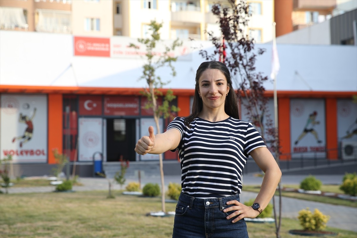 Dünya ve Avrupa şampiyonu milli güreşçi Evin Demirhan Yavuz, olimpiyat madalyasıyla aktif güreş...