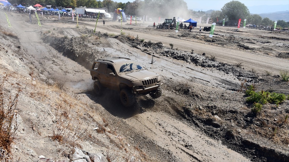 Düzce'nin Gümüşova ilçesinde 35. Geleneksel Off-Road Şenlikleri düzenlendi. Düzce Safari Off-Road...