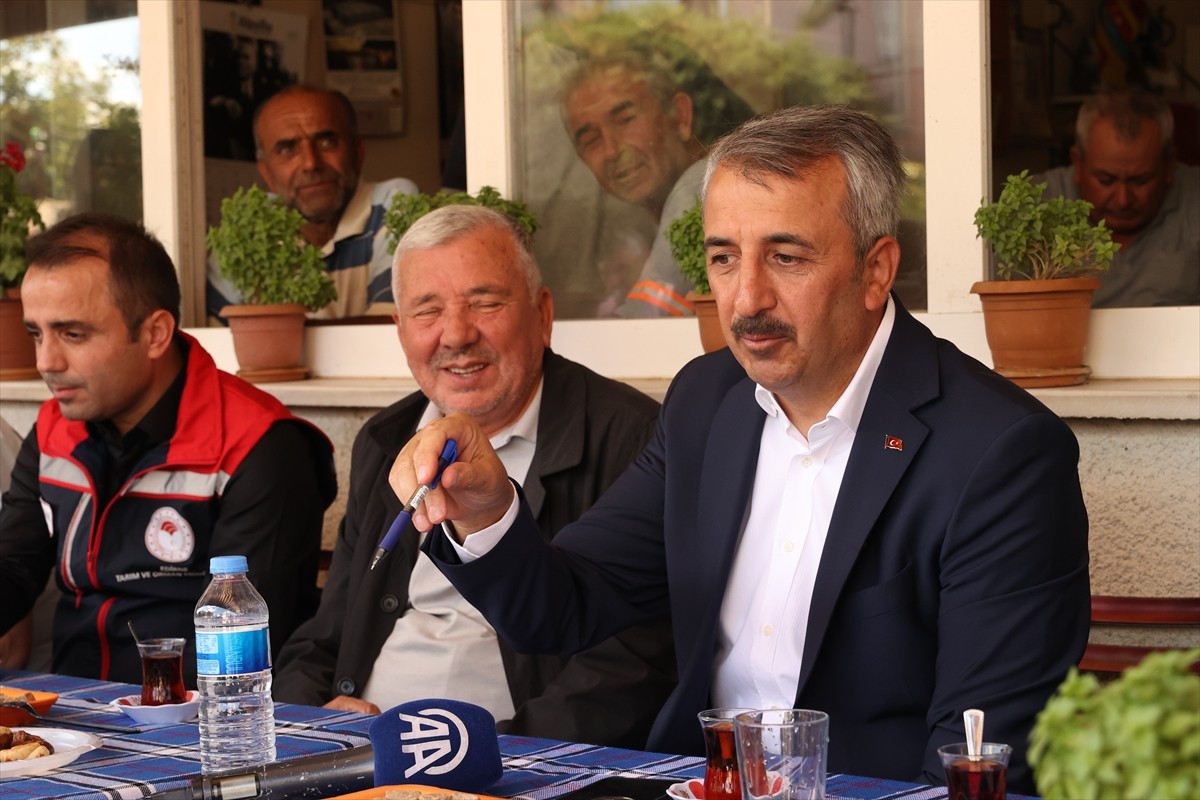 Edirne'de köy kahvesinde vatandaşlarla sohbet eden Edirne Valisi Yunus Sezer, 15 yaşındaki ikiz...