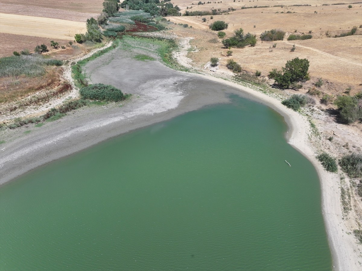 Edirne'de merkeze bağlı Korucu köyünde bulunan göletin su seviyesi, kuraklık ve aşırı sıcaklara...