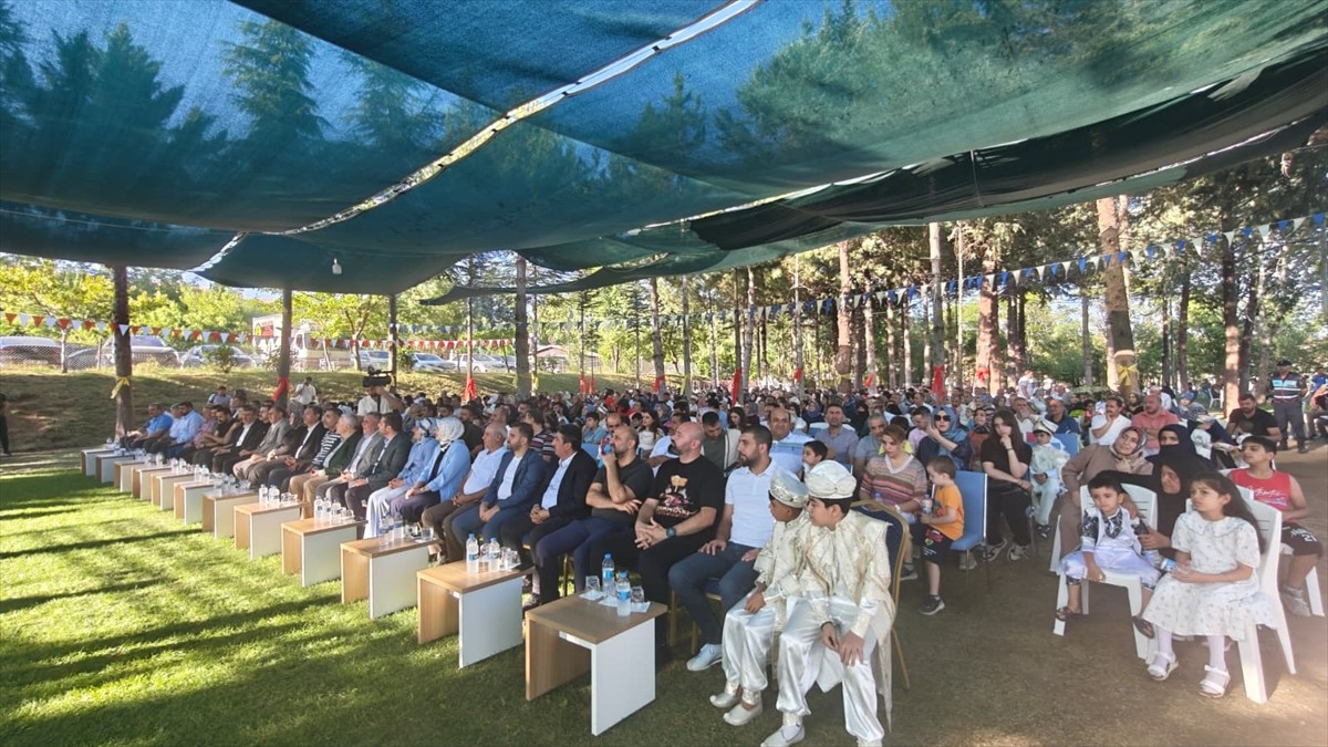 Elazığ'da "2. Geleneksel Sünnet Şöleni"nde 164 çocuk sünnet edildi.