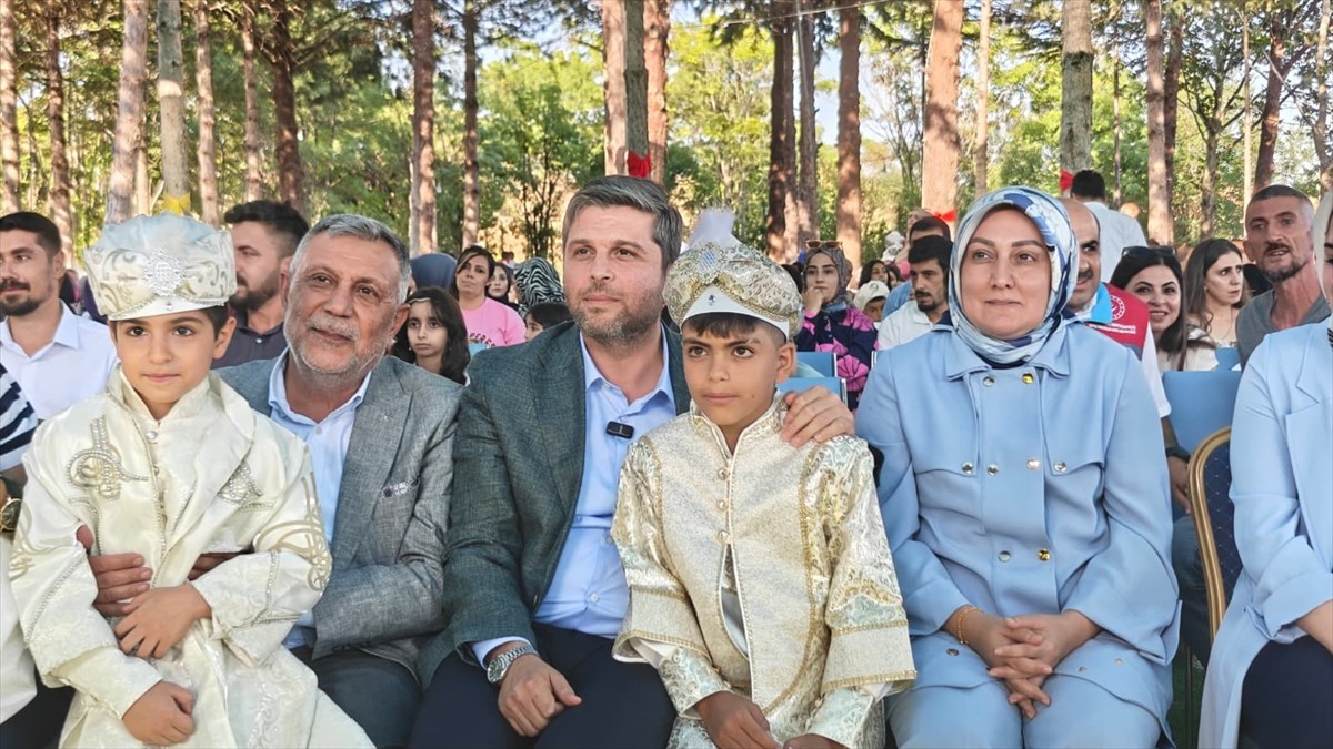 Elazığ'da "2. Geleneksel Sünnet Şöleni"nde 164 çocuk sünnet edildi.