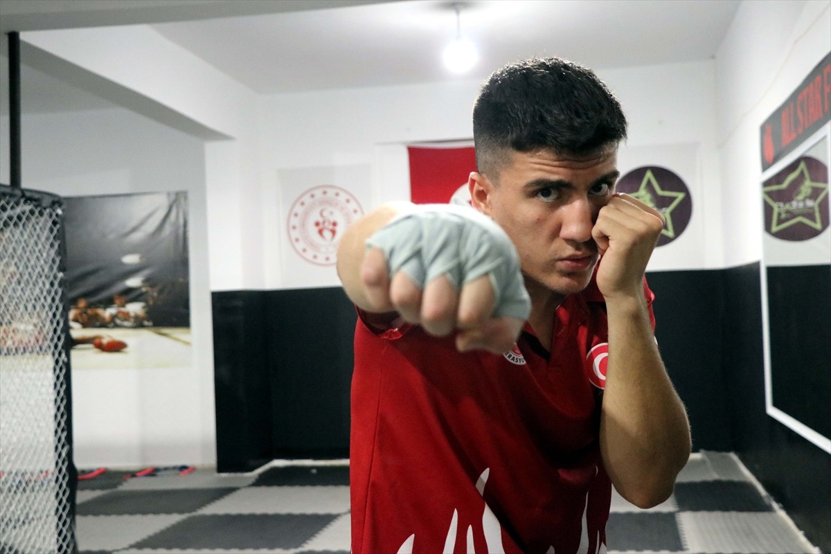 Elazığ'da yaşayan 18 yaşındaki kick boksçu Yusuf Eren Yıldırım, branşında Türkiye'de "yenilmez"...