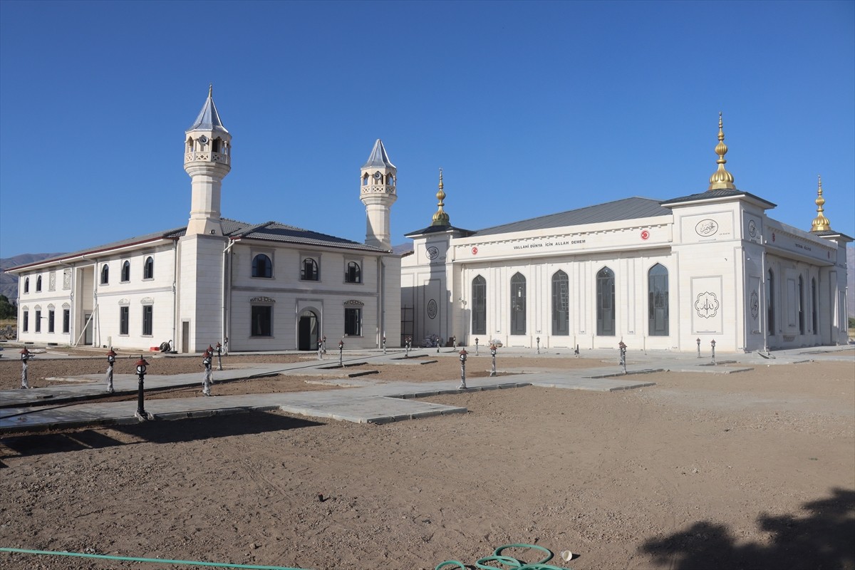 Erzincan'da hayırseverlerin desteğiyle yapımına 2019'da başlanan "Terzibaba Külliyesi" açılışa...