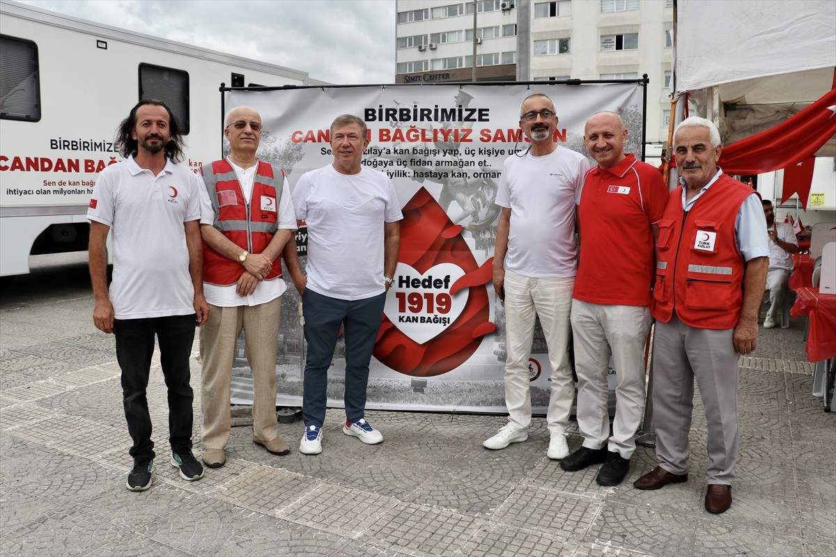 Eski milli futbolcu Tanju Çolak (sol 3), Türk Kızılay tarafından Samsun'da düzenlenen kan bağışı...