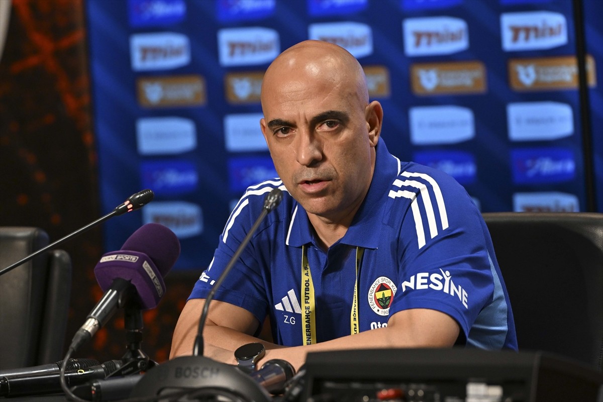 Fenerbahçe'nin yardımcı antrenörü Zeki Murat Göle, maçın ardından düzenlenen basın toplantısında...