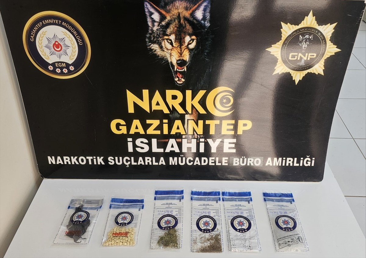 Gaziantep'in İslahiye ilçesinde düzenlenen uyuşturucu operasyonunda gözaltına alınan 4 zanlı...