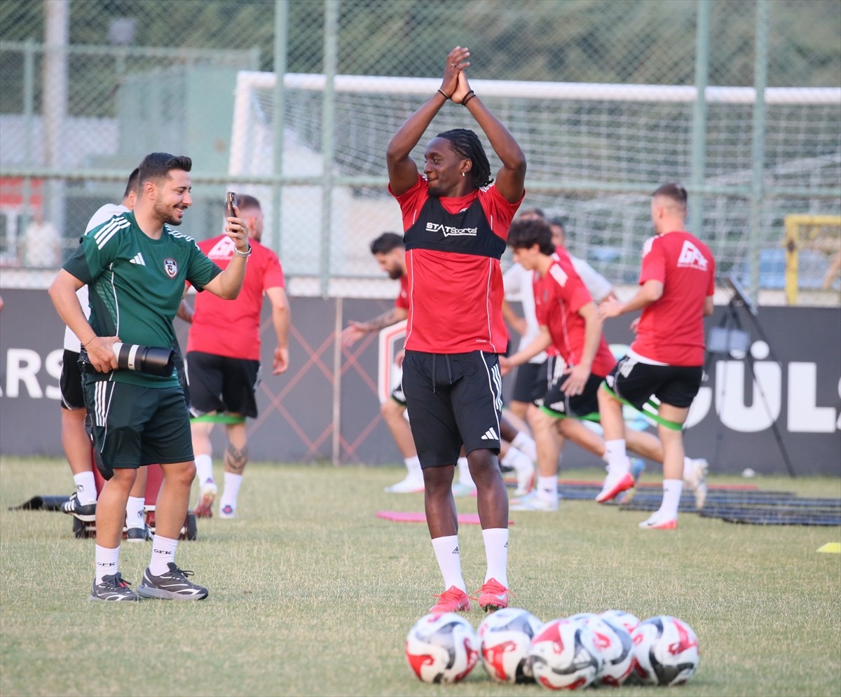 Gaziantep FK'nin Demokratik Kongo Cumhuriyeti asıllı İsviçreli kanat oyuncusu Christopher Lungoyi...
